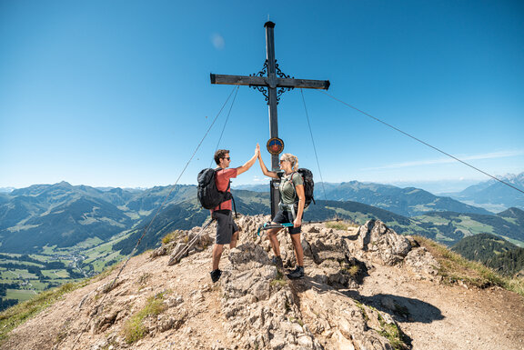 Gipfelsieg_Gratlspitze_Paar_Wandern_Alpbach_Gipfelkreuz_Sommer_Alpbachtal_Tourismus_Foto_Hannes_Sautner_shootandstyle__1__Alpbachtal_Tourismus_shootandstyle.com_Alpbach.jpg  